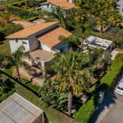 Villa Nicales Villa Unifamiliare a Borgo Aranci vicino Scopello e Zingaro con Piscina Condivisa