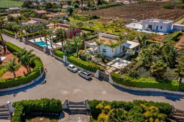 Villa Nicales Villa Unifamiliare a Borgo Aranci vicino Scopello e Zingaro con Piscina Condivisa